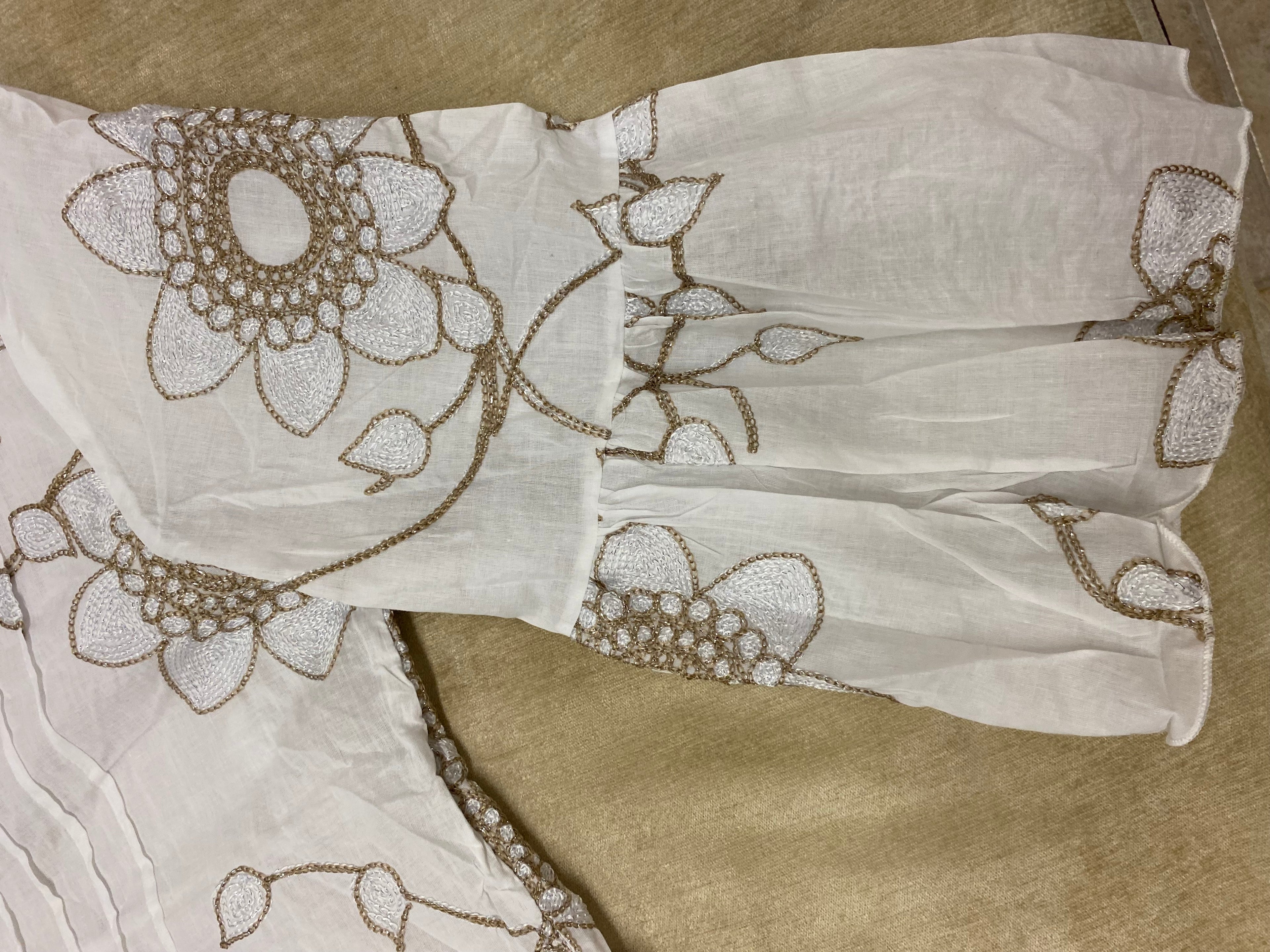 Romantische Eleganz:  neue Lieblingsbluse in A-Form mit floralen Akzenten und dezent-zartem Glitzer