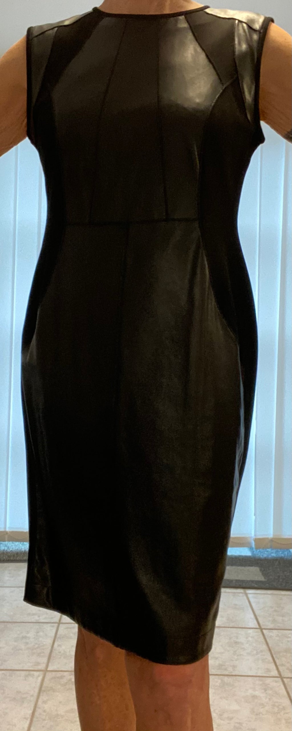 Marc Cain Etui-Kleid N4 (Gr. 40) Schwarz, Leder-Optik,  Materialmix, Top Zustand (Neupreis 349 €)