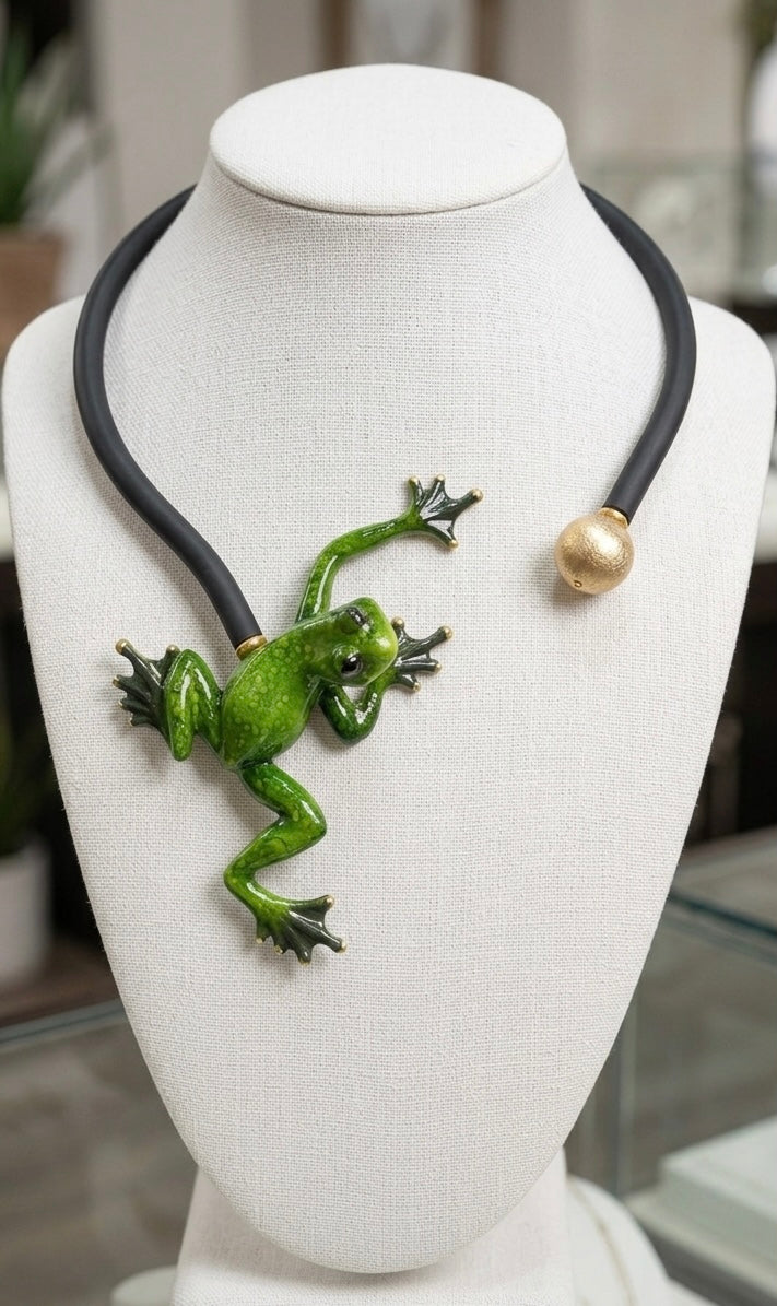 Exklusives und außergewöhnliches Frosch-Collier in lebendigem Grün der Designerin Anna Mütz