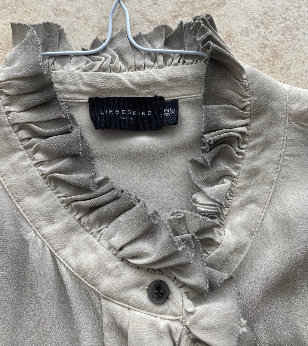 Liebeskind Berlin Bluse Gr. 42 Seidiger Touch – Vintage Grau mit Rüschen (minimaler Schönheitsfehler)