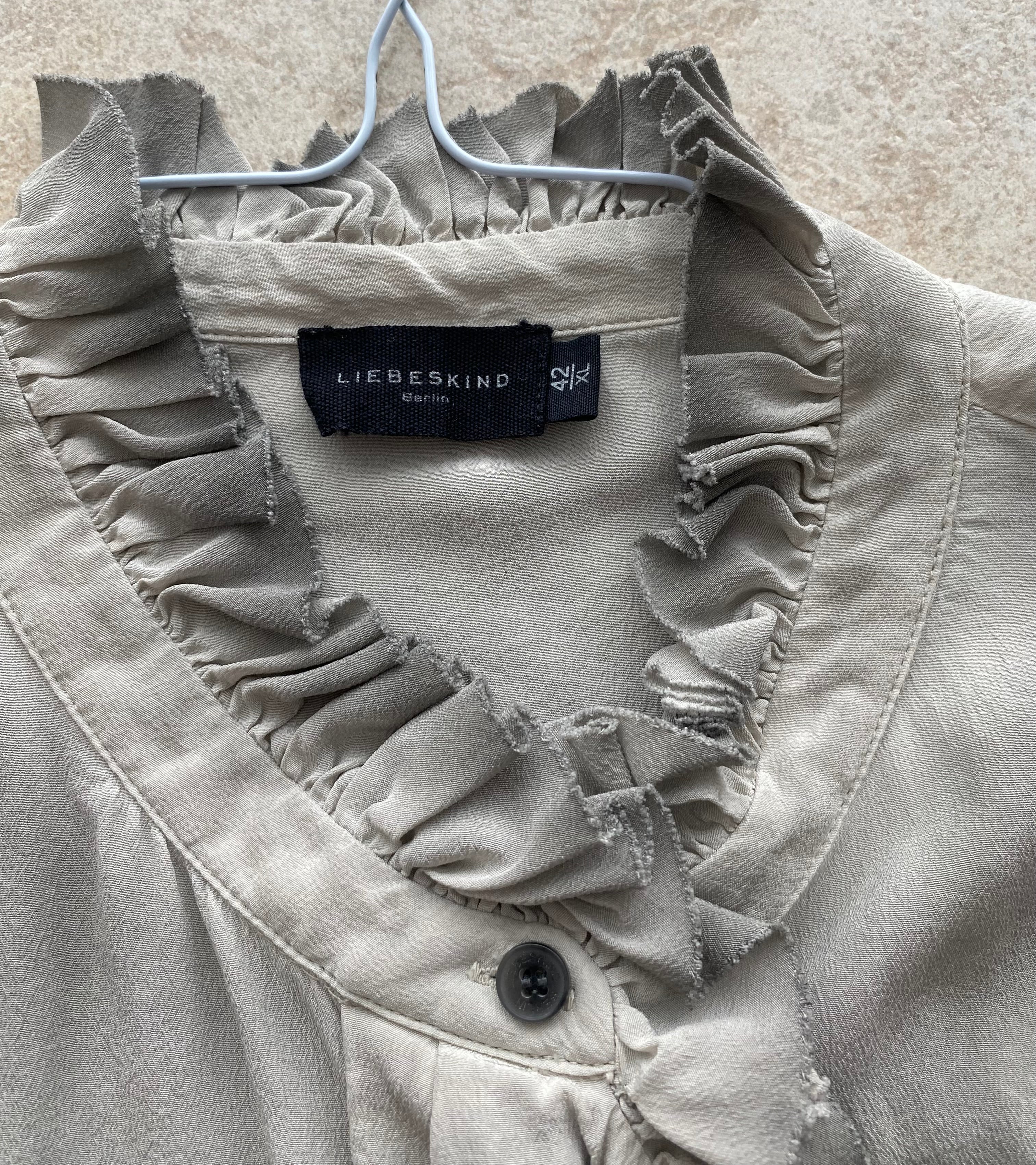 Liebeskind Berlin Bluse Gr. 42 Seidiger Touch – Vintage Grau mit Rüschen (minimaler Schönheitsfehler)