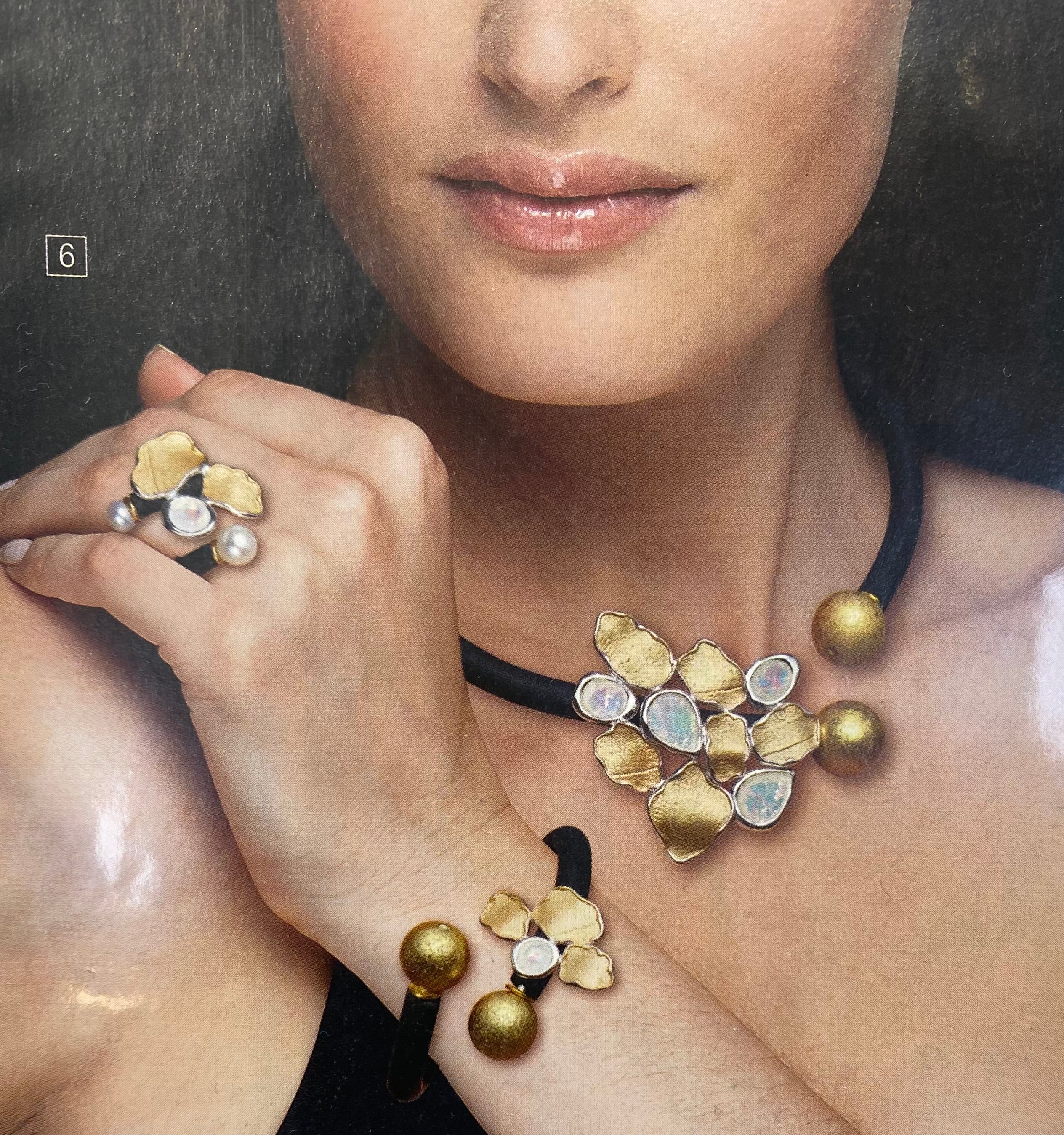 Collier "Leaves" von der Designerin Anna Mütz (tricolor), passt sich jedem Ausschnitt an und unterstreicht ein zauberhaftes Dekollete