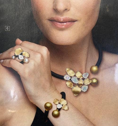 Collier "Leaves" von der Designerin Anna Mütz (tricolor), passt sich jedem Ausschnitt an und unterstreicht ein zauberhaftes Dekollete