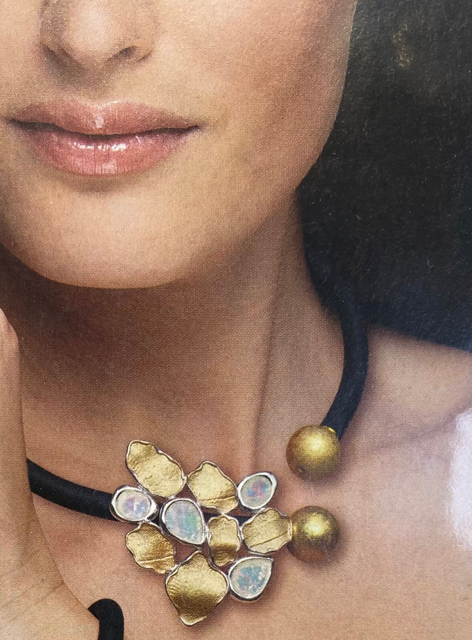 Collier "Leaves" von der Designerin Anna Mütz (tricolor), passt sich jedem Ausschnitt an und unterstreicht ein zauberhaftes Dekollete
