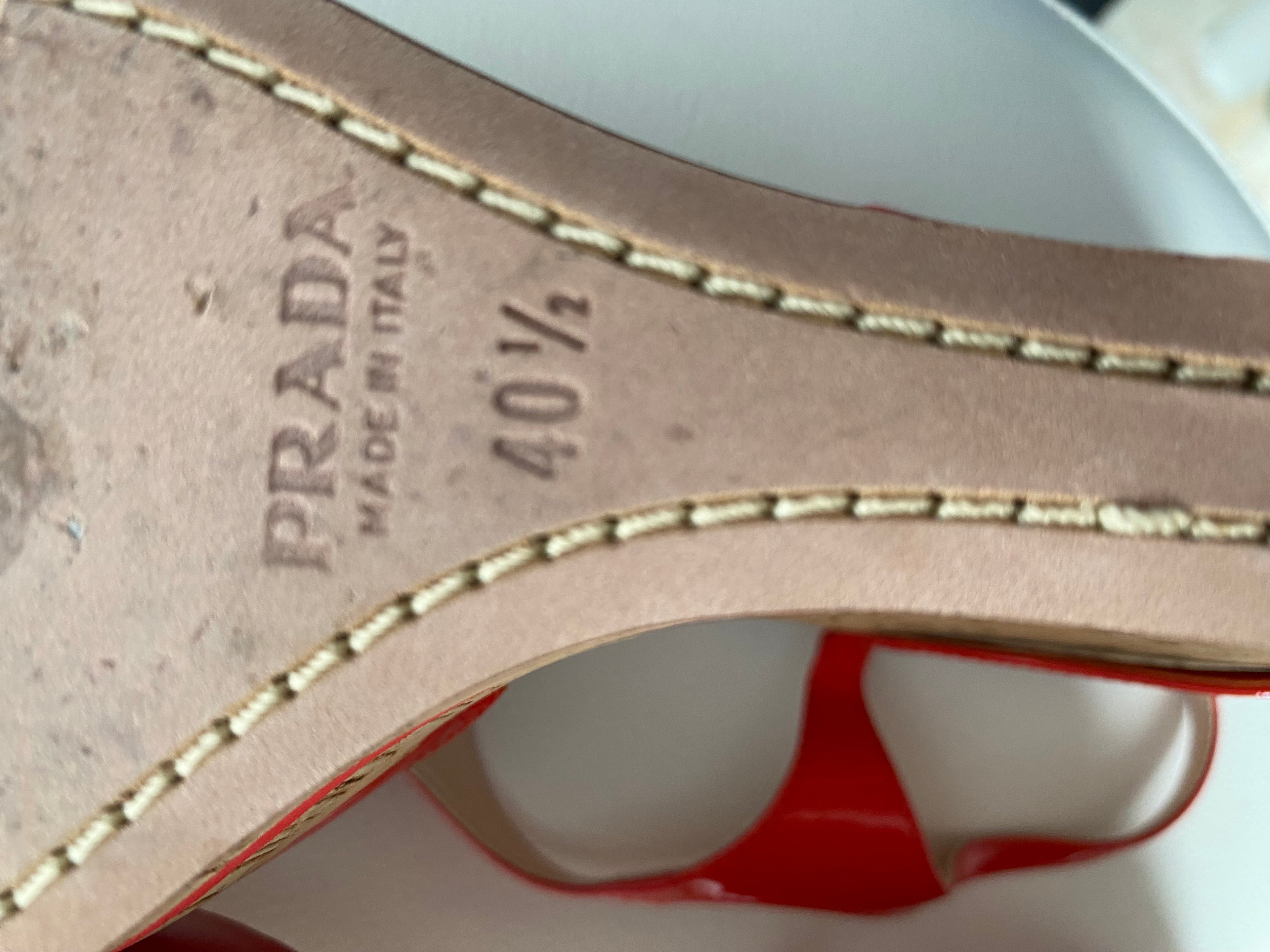 Wunderschöne Prada Keilsandaletten aus rotem Lackleder (Lipstick Red) Gr. 40,5 – neuwertig mit Schönheitsfehler!