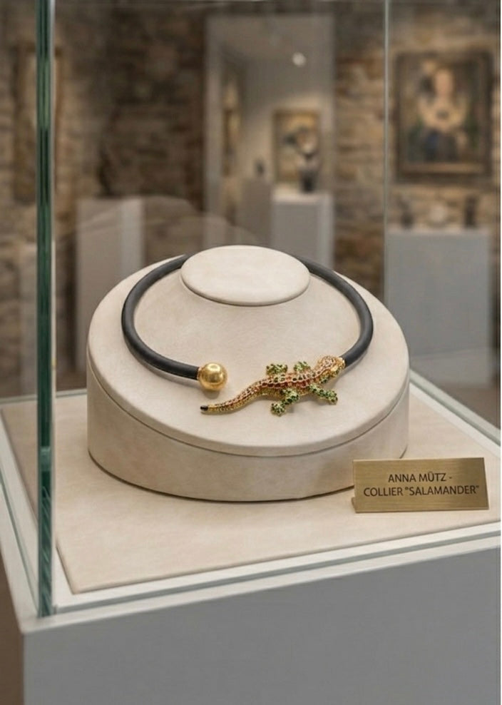 Kautschuk-Collier "Salamander" der Designerin Anna Mütz