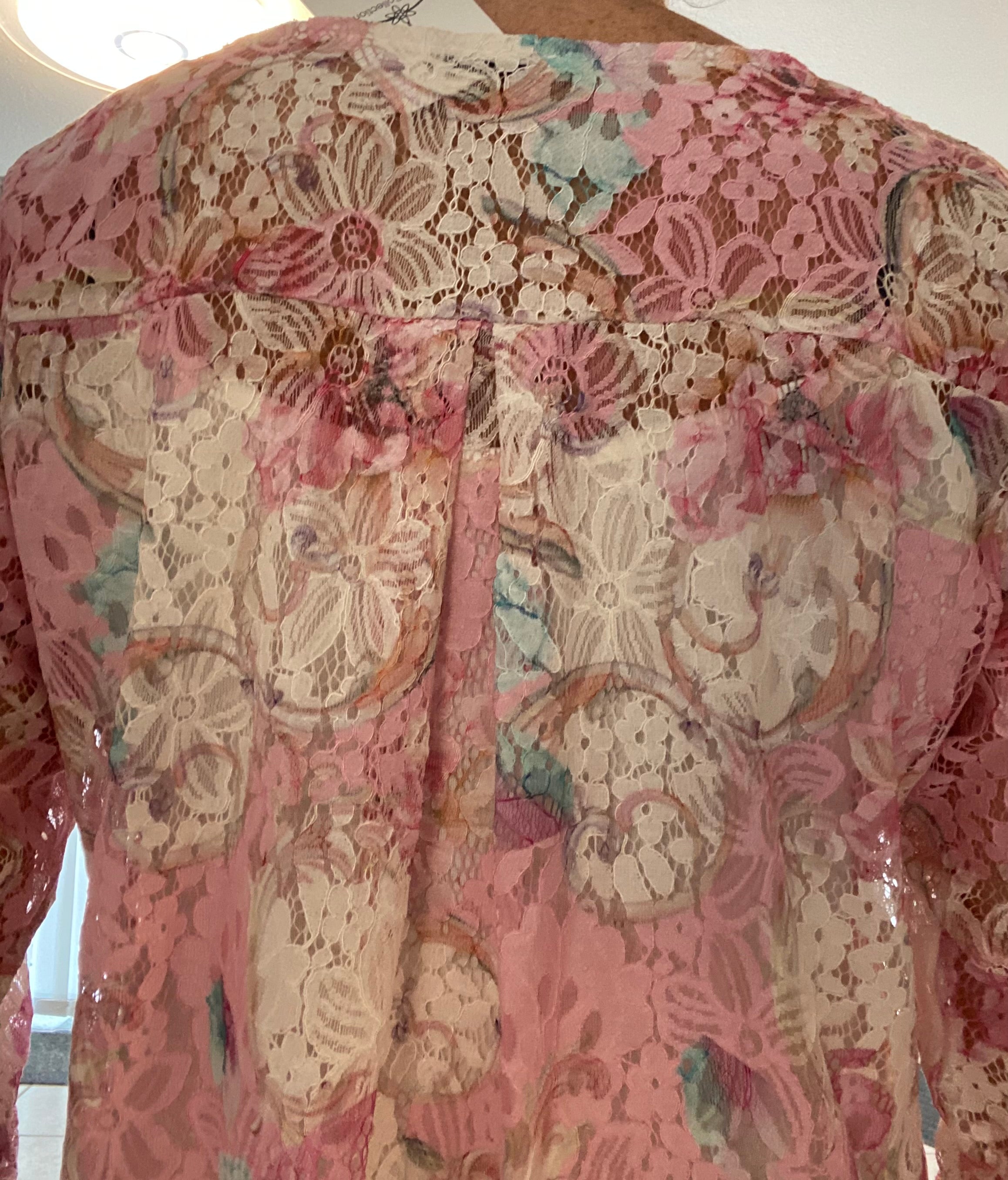 Sportlich, elegante Spitzen-Bluse mit passendem Top, locker geschnittene One-Size (M-XL) in verschiedenen Farbkompositionen vorrätig.
