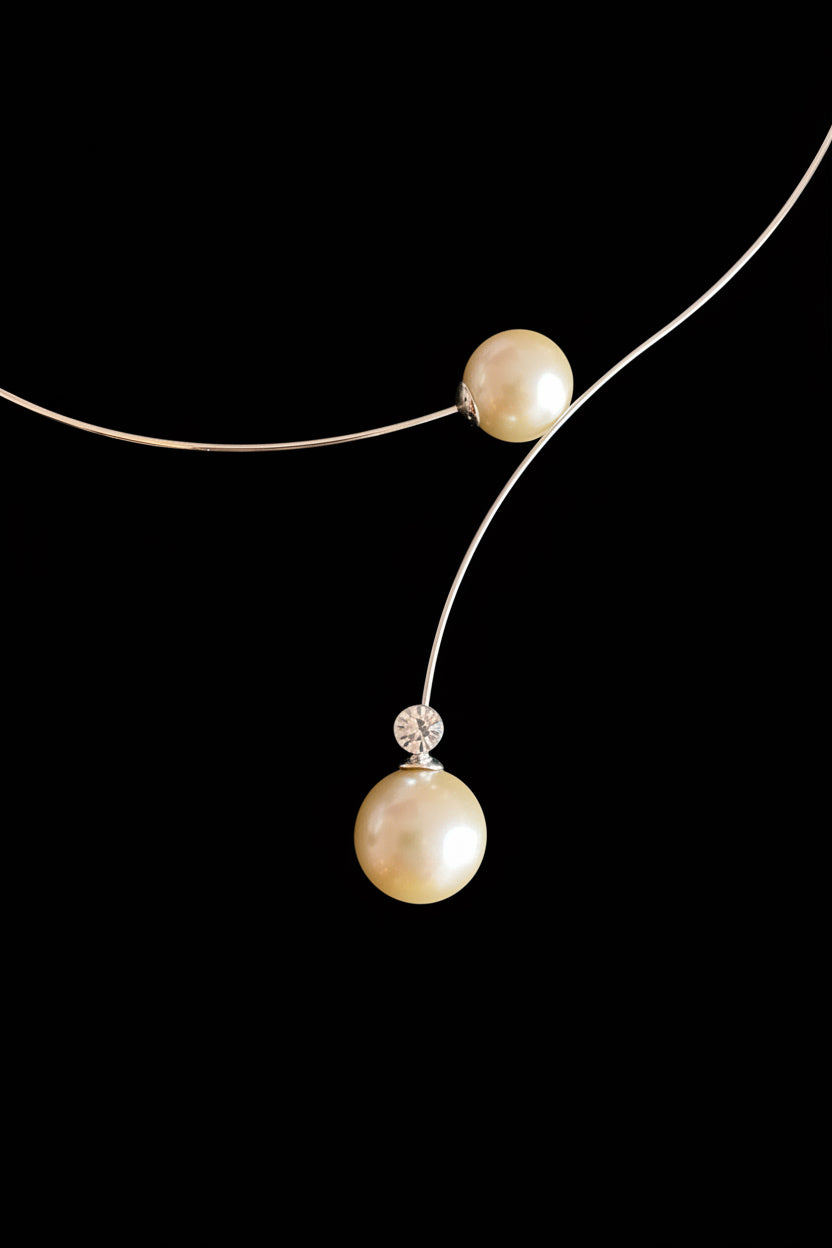 Zeitlose Eleganz trifft modernes Design mit Muschelkernperlen in einem abgetönten, zarten Weiß