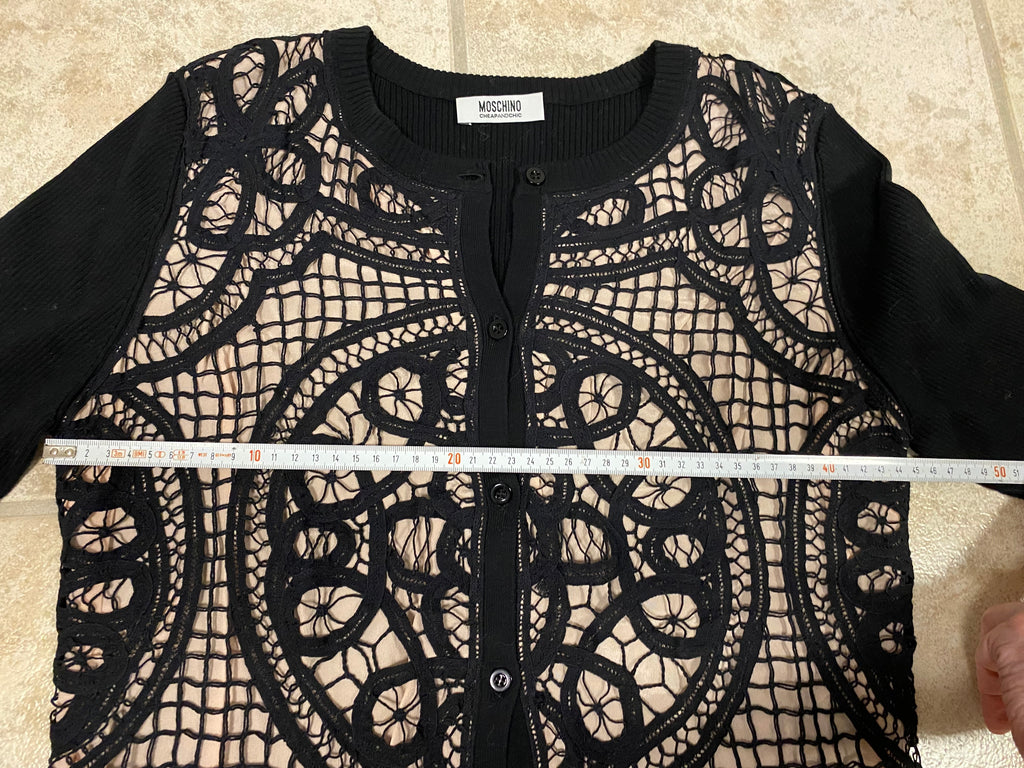 Moschino Cheap and Chic Cardigan - Macramé Spitze - Schwarz/Puder-Nude, Gr.
36/38/40 (Neupreis circa 500 €).