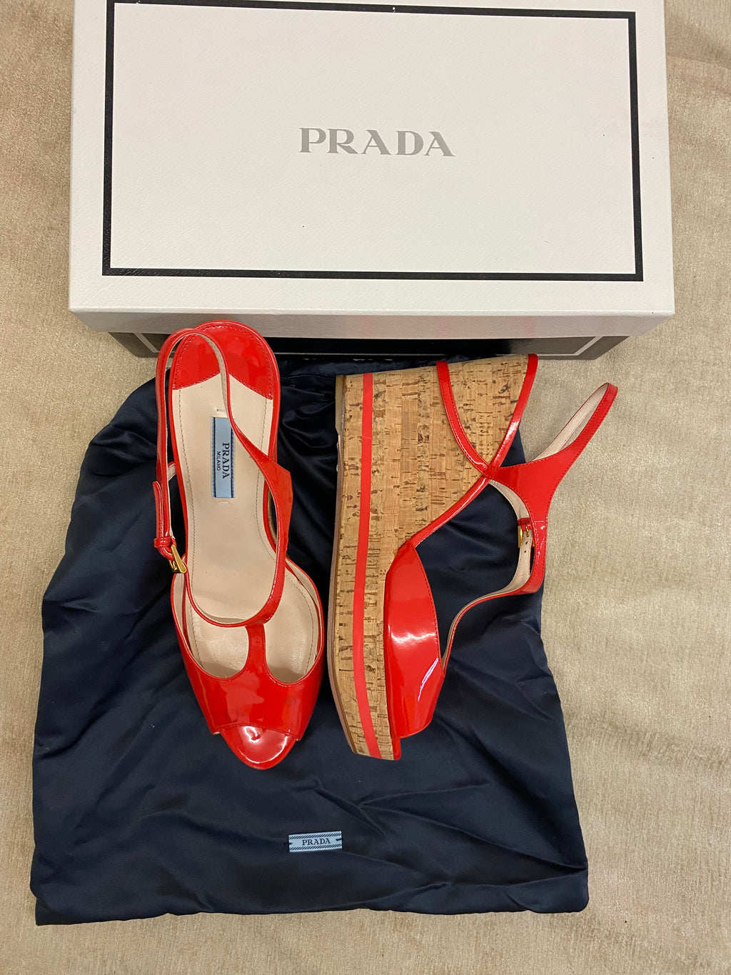 Wunderschöne Prada Keilsandaletten aus rotem Lackleder (Lipstick Red) Gr. 40,5 – neuwertig mit Schönheitsfehler!