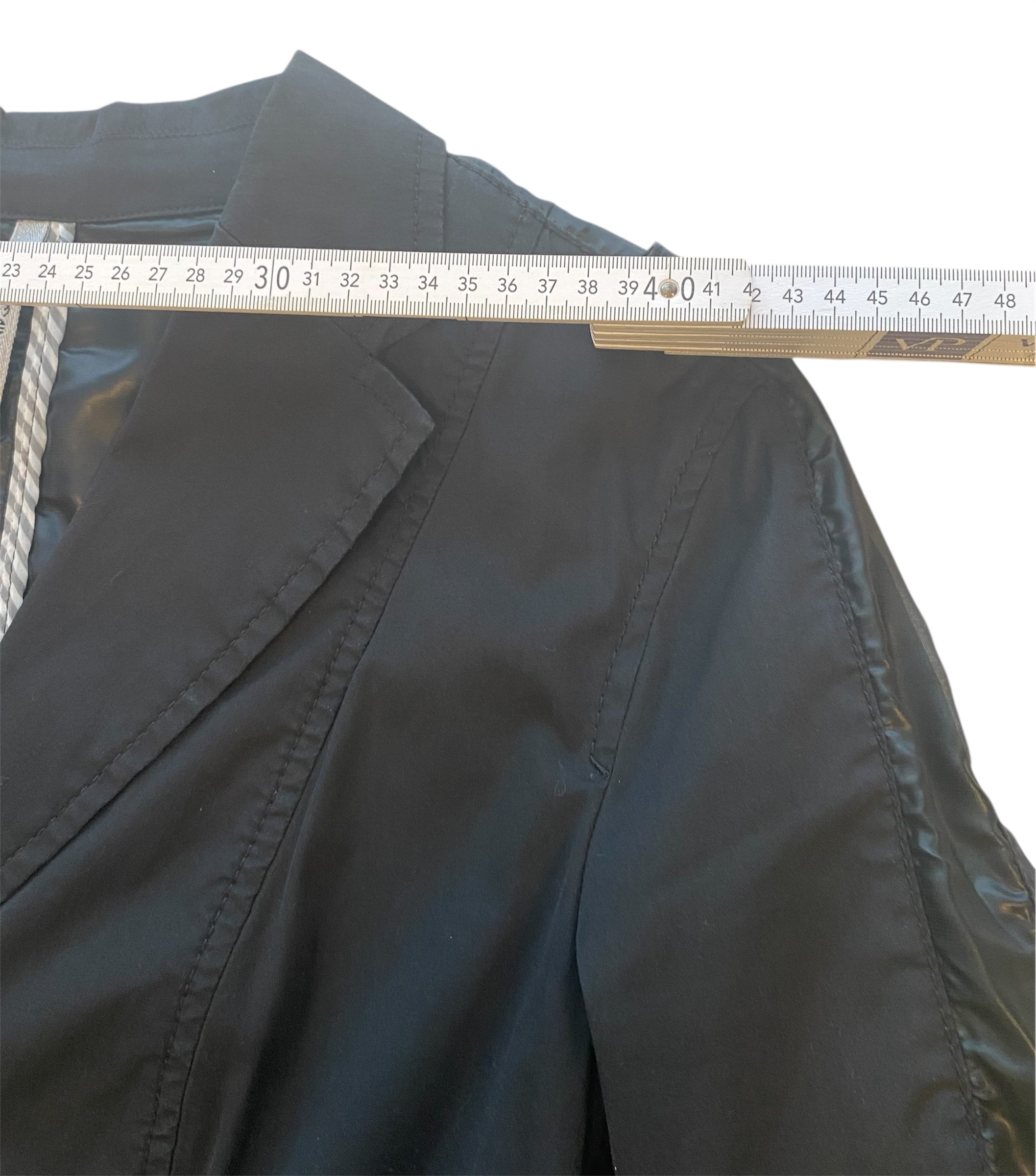 Marc Cain Sports Blazer mit vielen Raffinessen in Tiefschwarz, Ärmel leichte Über Länge Gr 38-40 (Neu & ungetragen)
