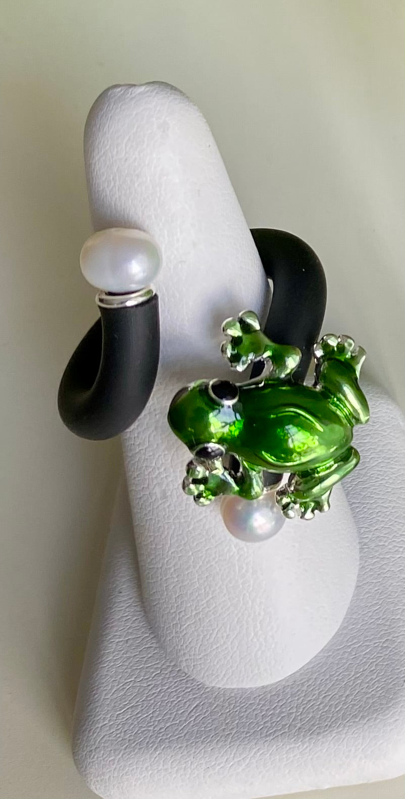 Flexibler Designer-Ring von Anna Mütz, 
Frosch-Motiv (Gold, Silber oder Grün) mit Süßwasserperlen, 
größenverstellbar