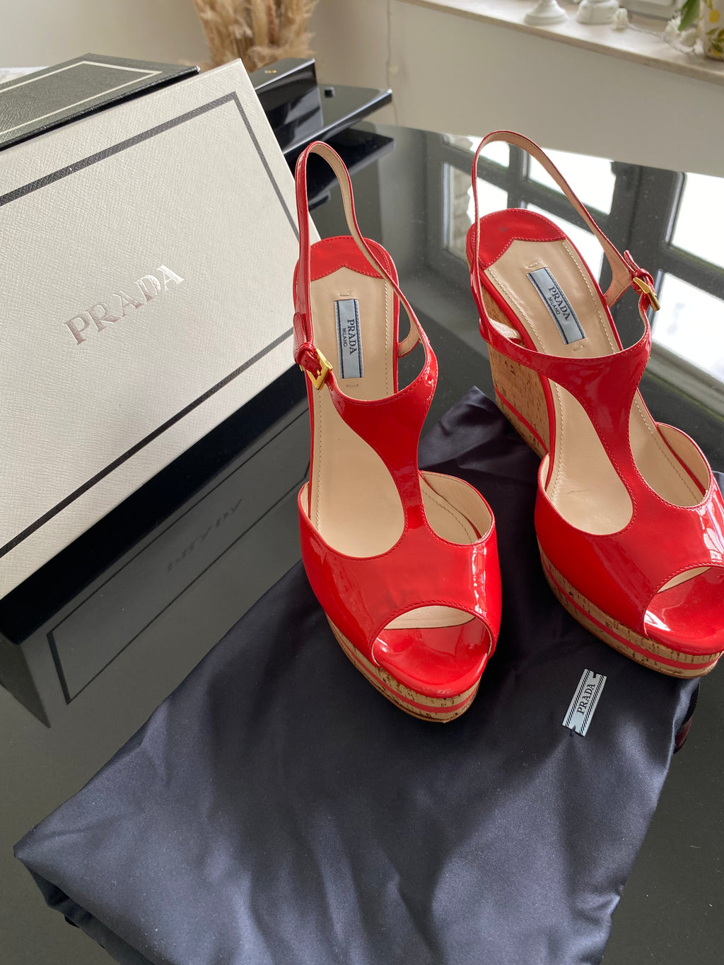 Wunderschöne Prada Keilsandaletten aus rotem Lackleder (Lipstick Red) Gr. 40,5 – neuwertig mit Schönheitsfehler!