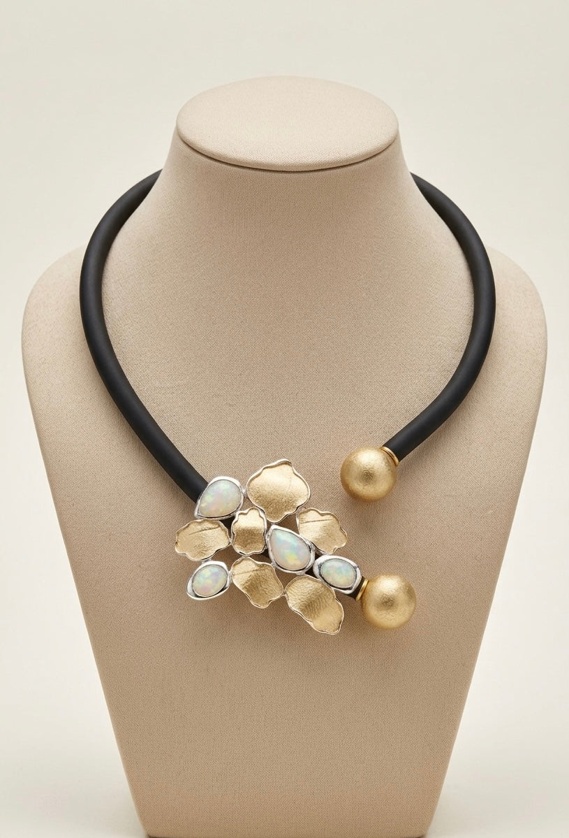 Collier "Leaves" von der Designerin Anna Mütz (tricolor), passt sich jedem Ausschnitt an und unterstreicht ein zauberhaftes Dekollete