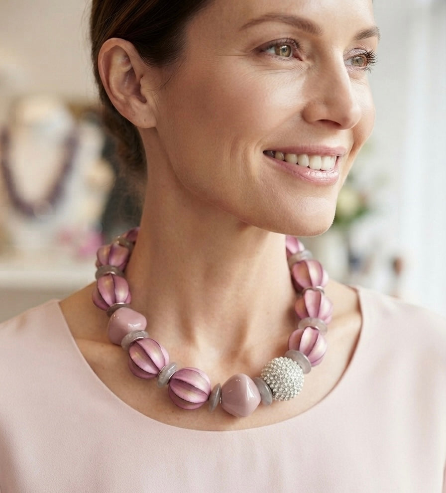 Handgefertigtes Collier in Rosé von Anna Mütz
