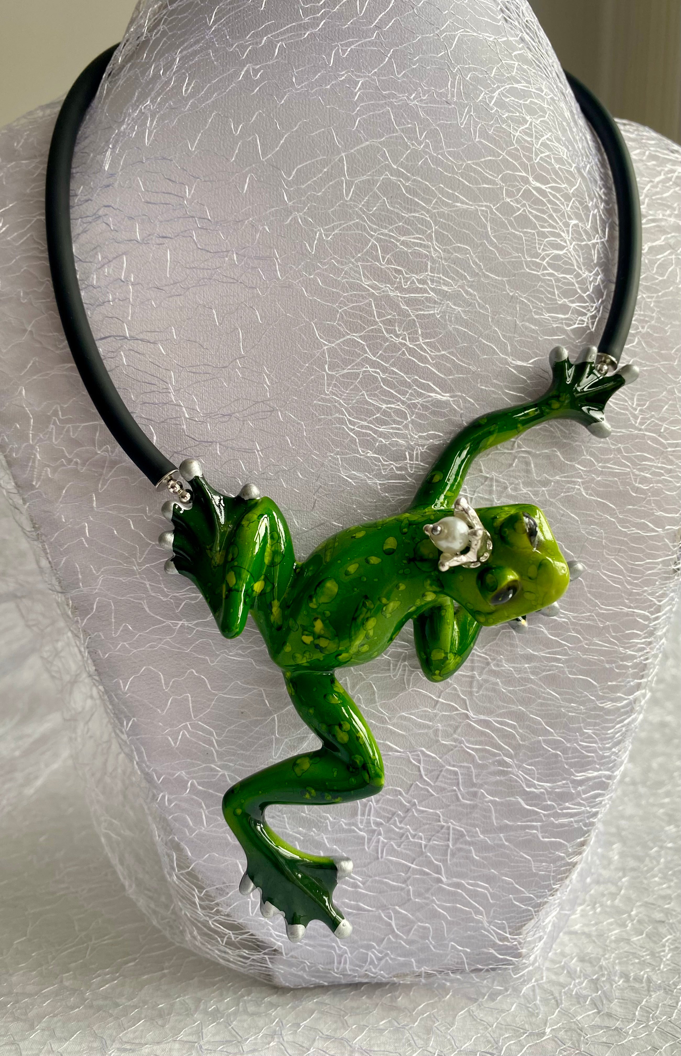 Exklusives und außergewöhnliches Frosch-Collier in lebendigem Grün der Designerin Anna Mütz