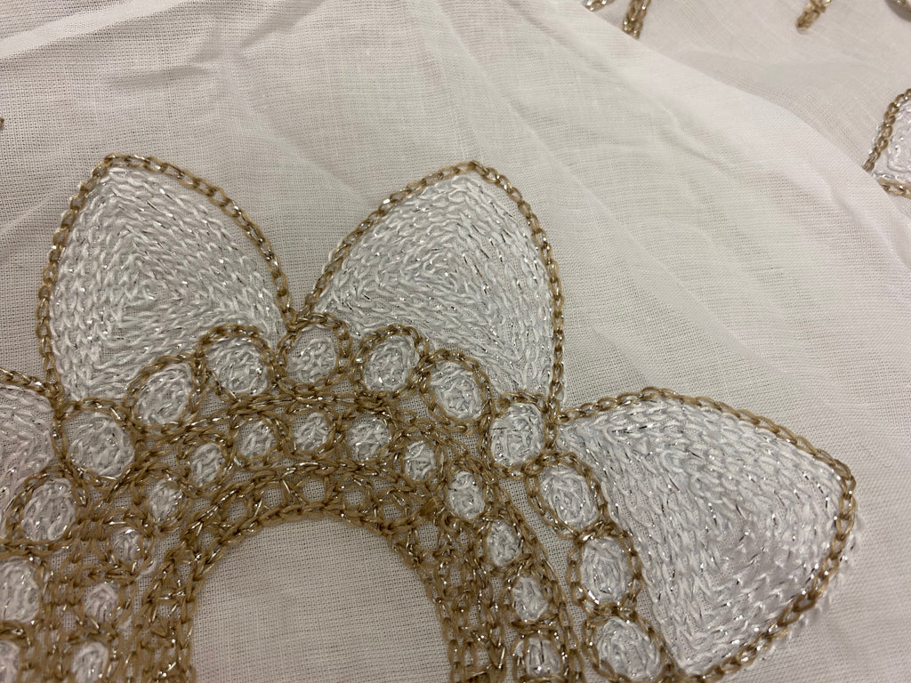 Romantische Eleganz:  neue Lieblingsbluse in A-Form mit floralen Akzenten und dezent-zartem Glitzer