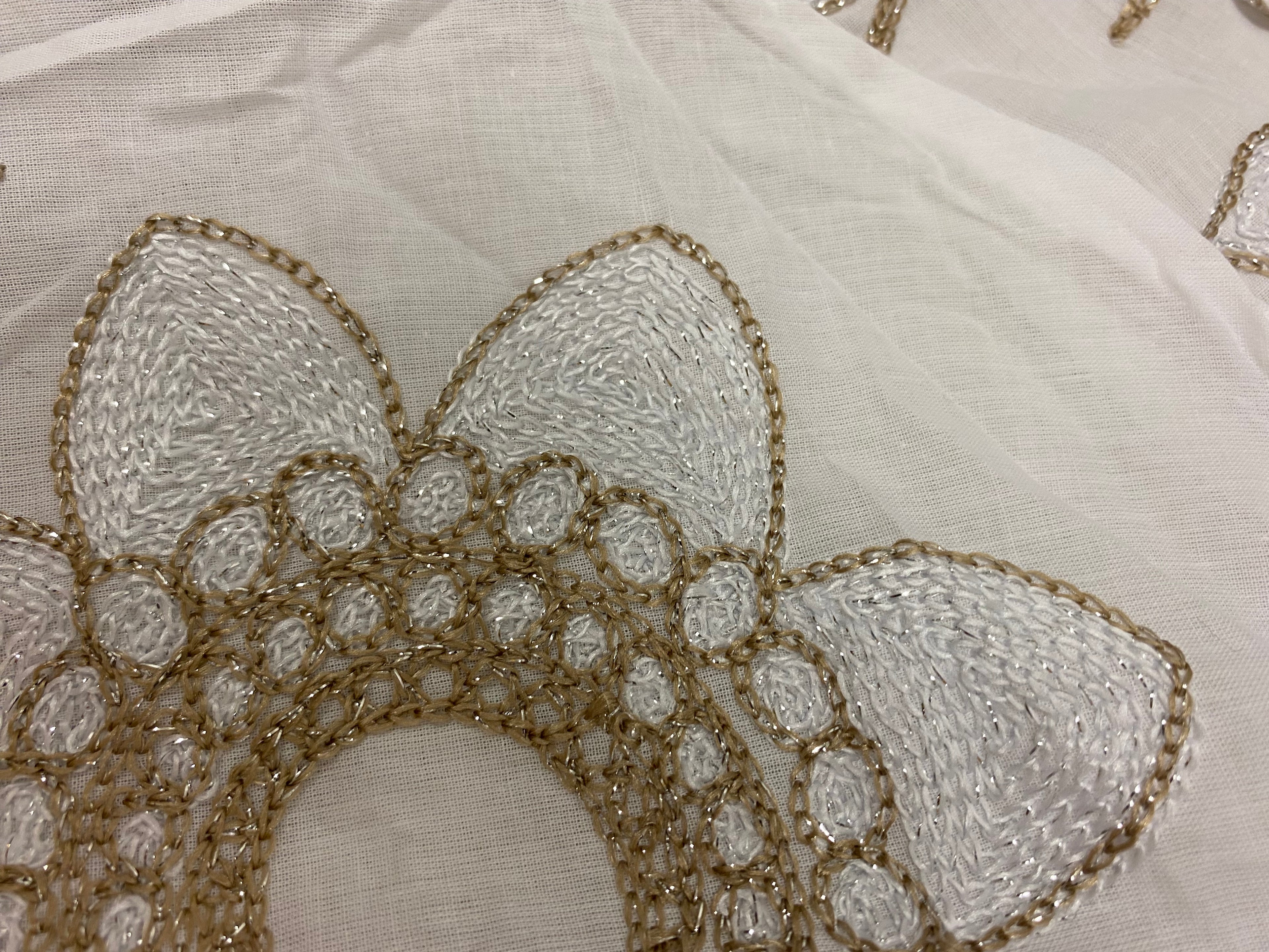 Romantische Eleganz:  neue Lieblingsbluse in A-Form mit floralen Akzenten und dezent-zartem Glitzer