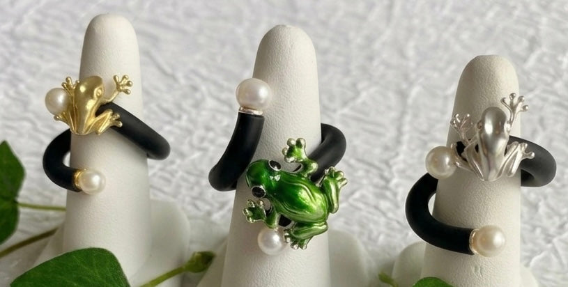 Flexibler Designer-Ring von Anna Mütz, 
Frosch-Motiv (Gold, Silber oder Grün) mit Süßwasserperlen, 
größenverstellbar