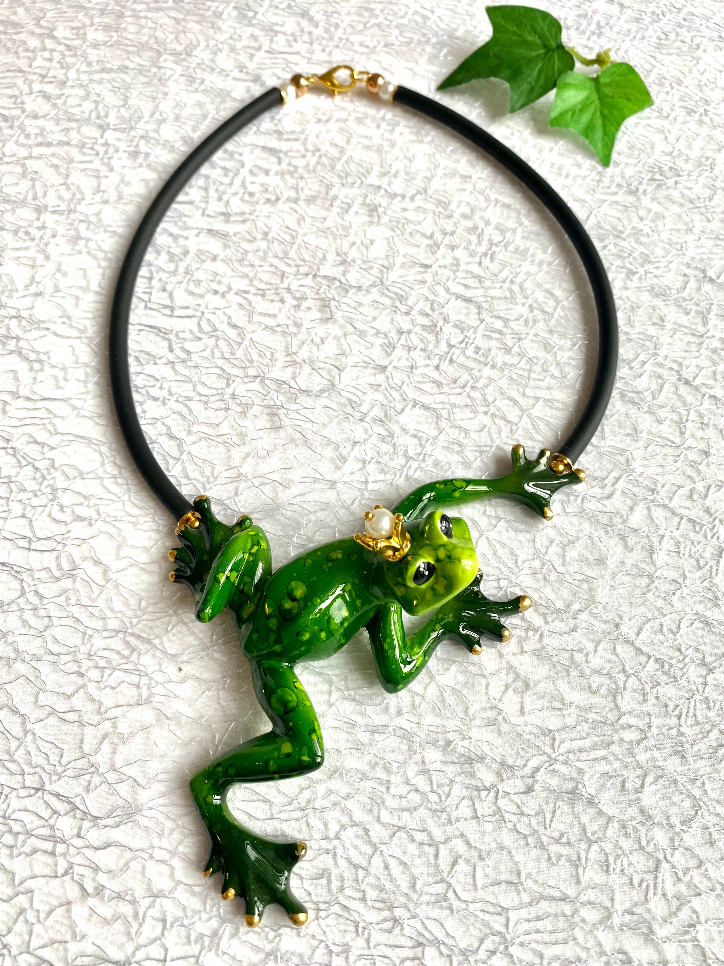 Exklusives und außergewöhnliches Frosch-Collier in lebendigem Grün der Designerin Anna Mütz