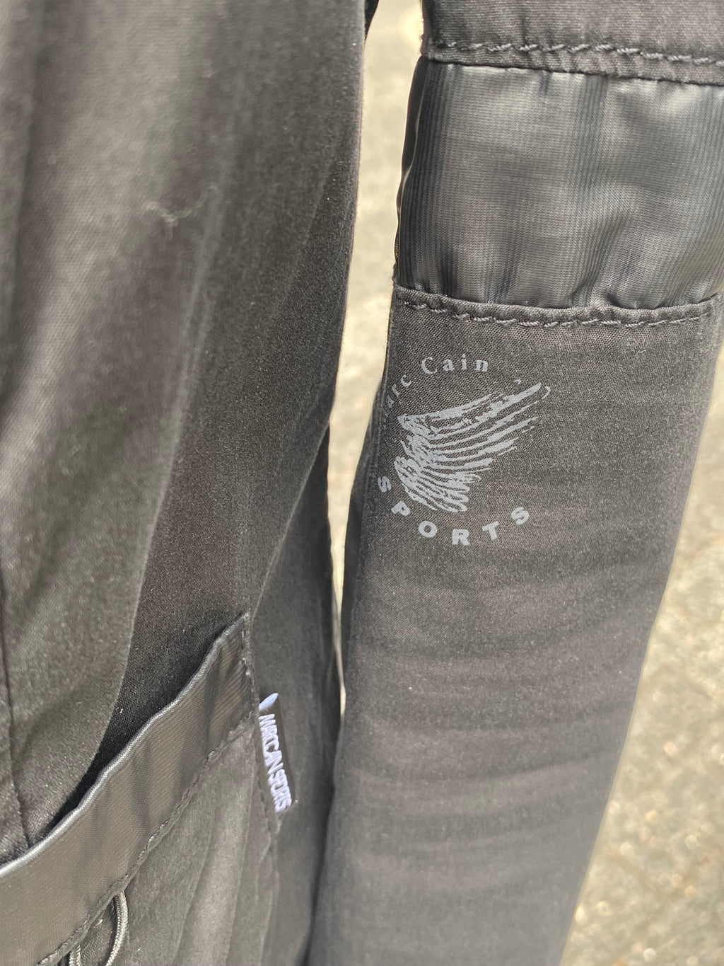 Marc Cain Sports Blazer mit vielen Raffinessen in Tiefschwarz, Ärmel leichte Über Länge Gr 38-40 (Neu & ungetragen)