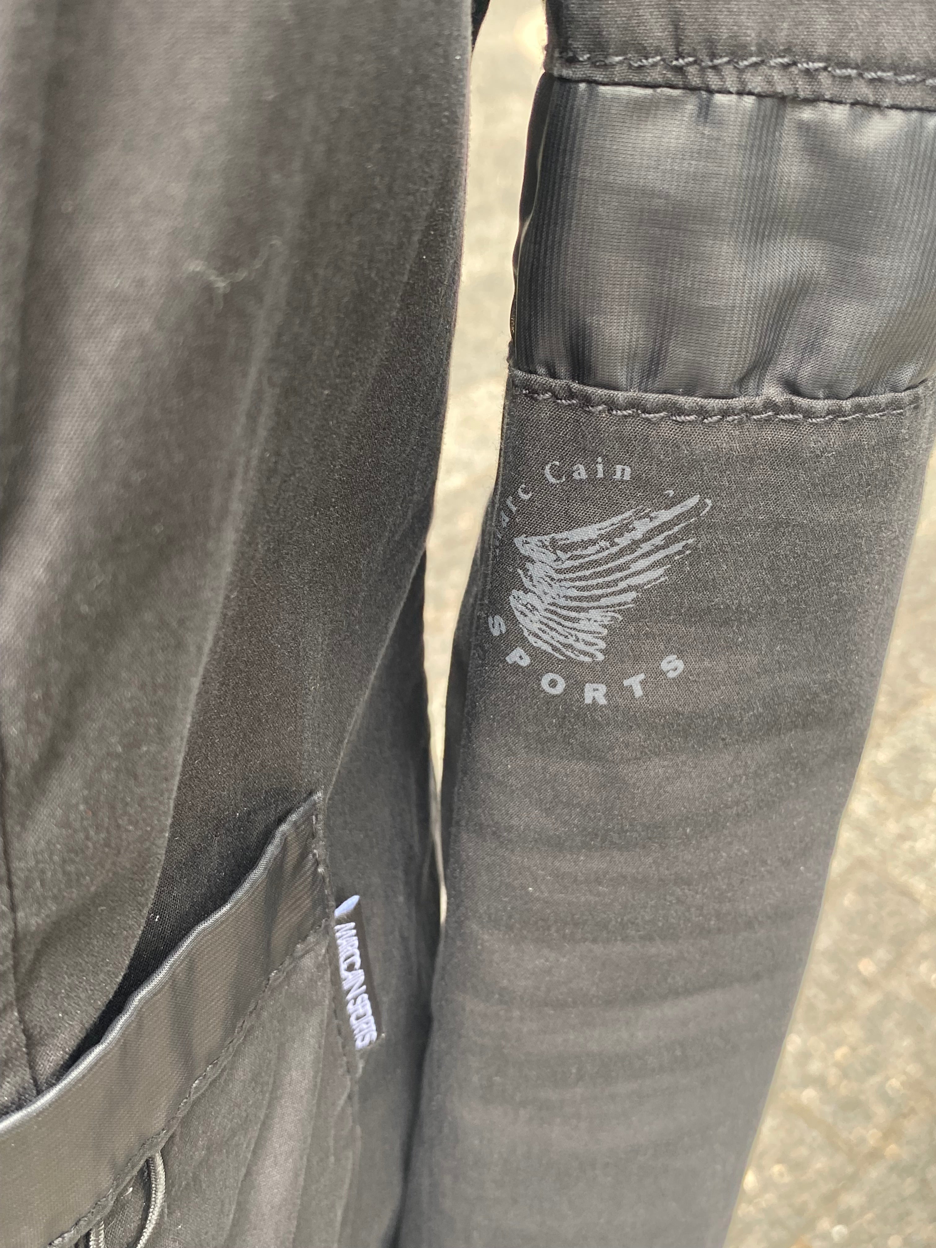 Marc Cain Sports Blazer mit vielen Raffinessen in Tiefschwarz, Ärmel leichte Über Länge Gr 38-40 (Neu & ungetragen)