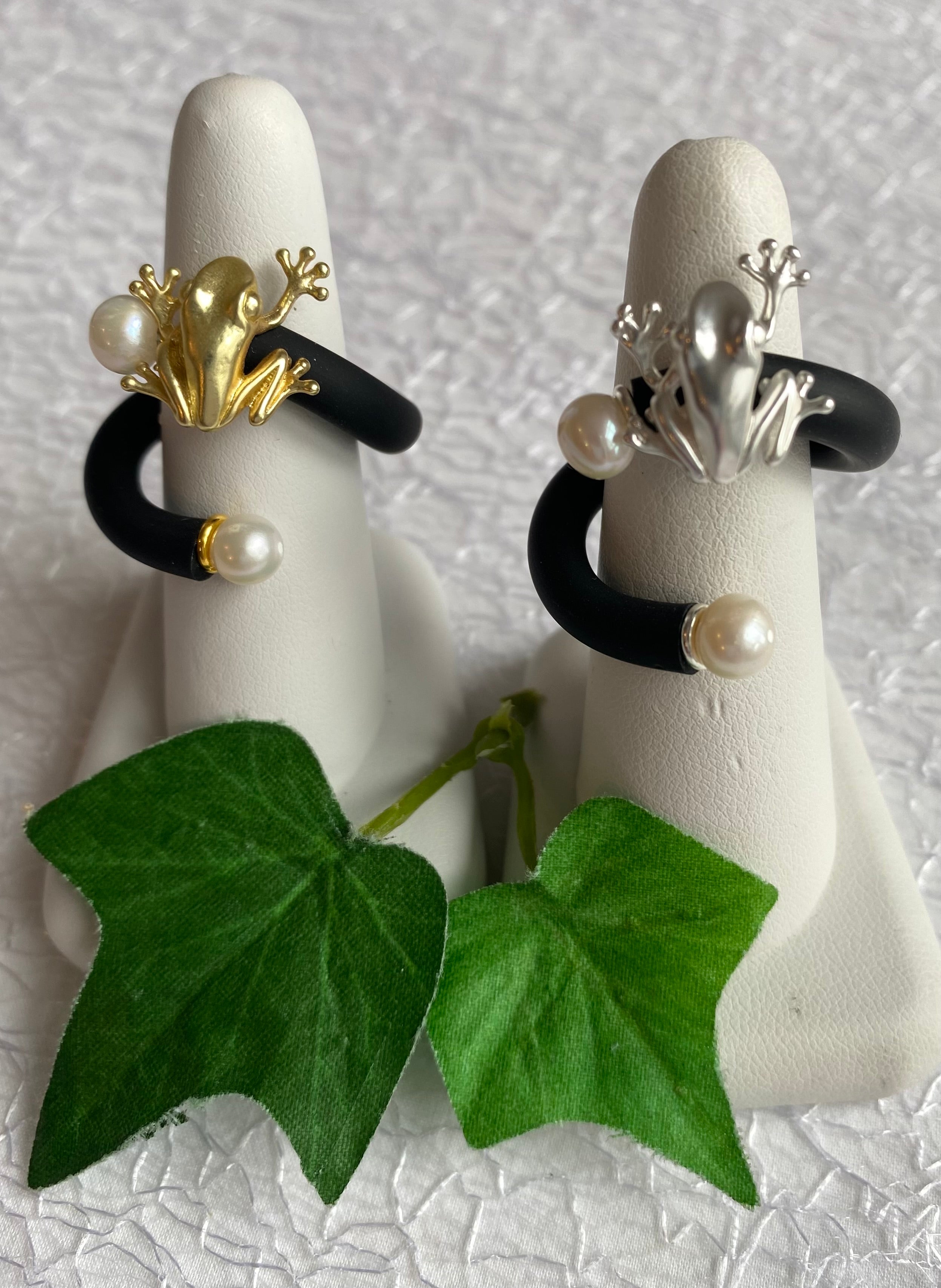 Flexibler Designer-Ring von Anna Mütz, 
Frosch-Motiv (Gold, Silber oder Grün) mit Süßwasserperlen, 
größenverstellbar