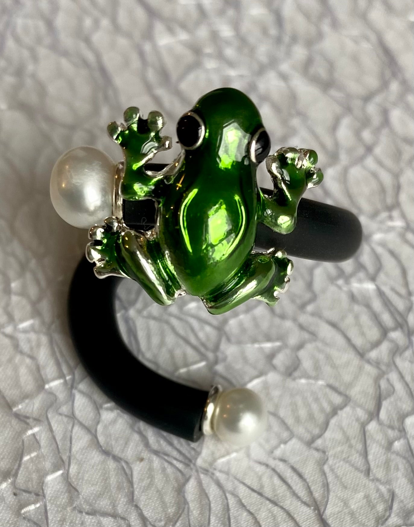 Flexibler Designer-Ring von Anna Mütz, 
Frosch-Motiv (Gold, Silber oder Grün) mit Süßwasserperlen, 
größenverstellbar