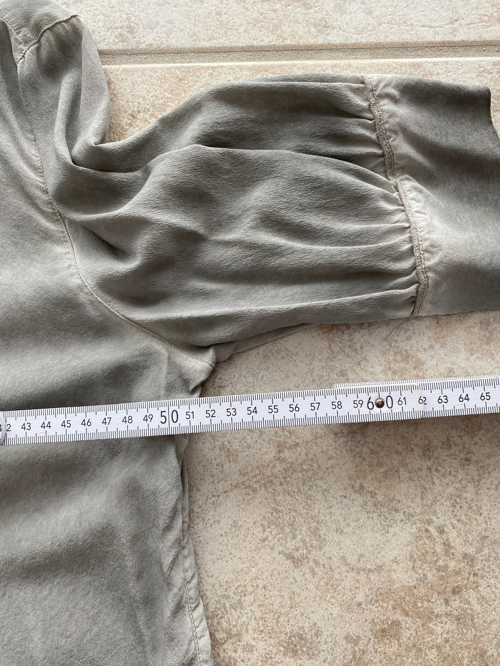 Liebeskind Berlin Bluse Gr. 42 Seidiger Touch – Vintage Grau mit Rüschen (minimaler Schönheitsfehler)