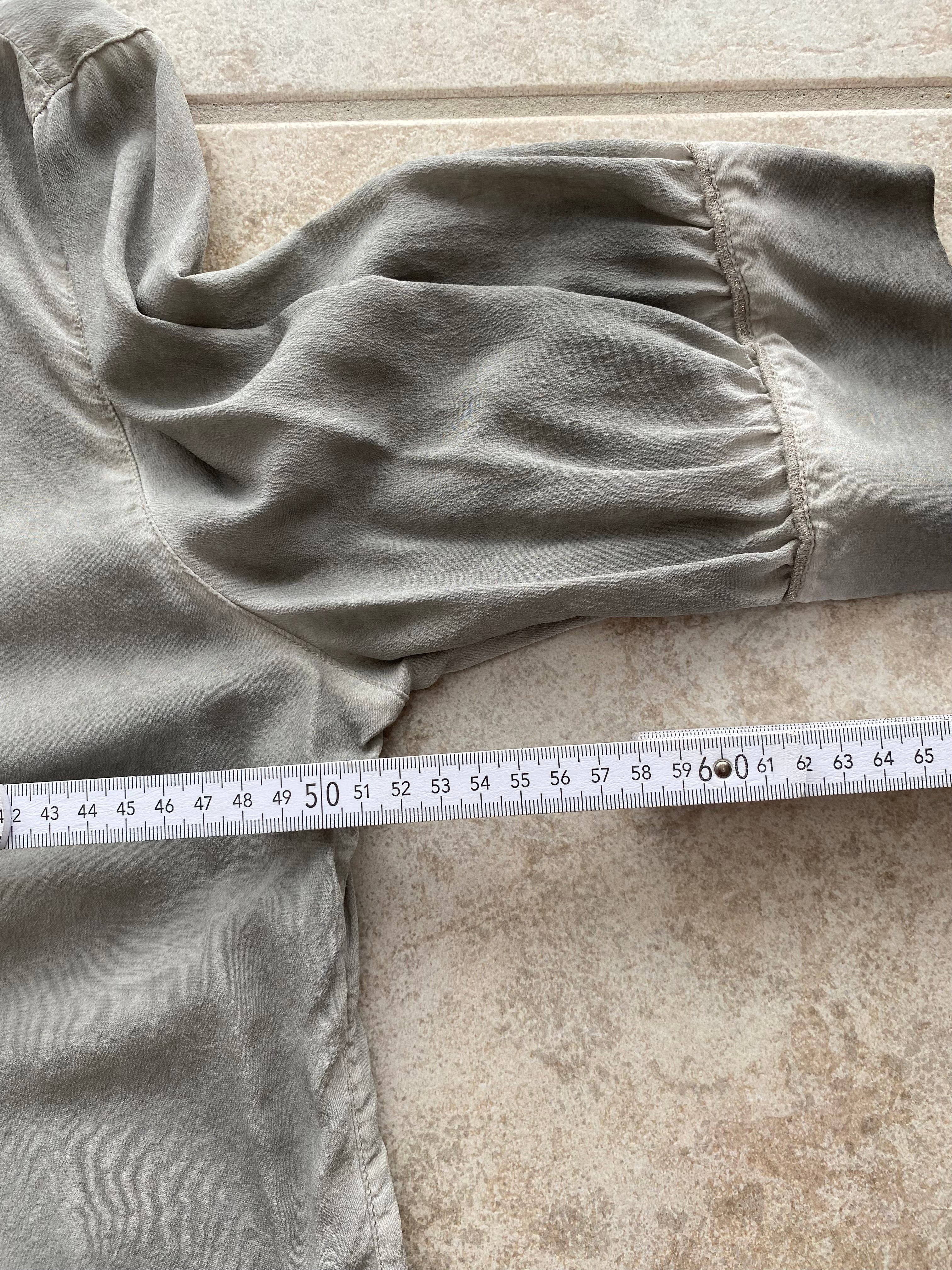 Liebeskind Berlin Bluse Gr. 42 Seidiger Touch – Vintage Grau mit Rüschen (minimaler Schönheitsfehler)