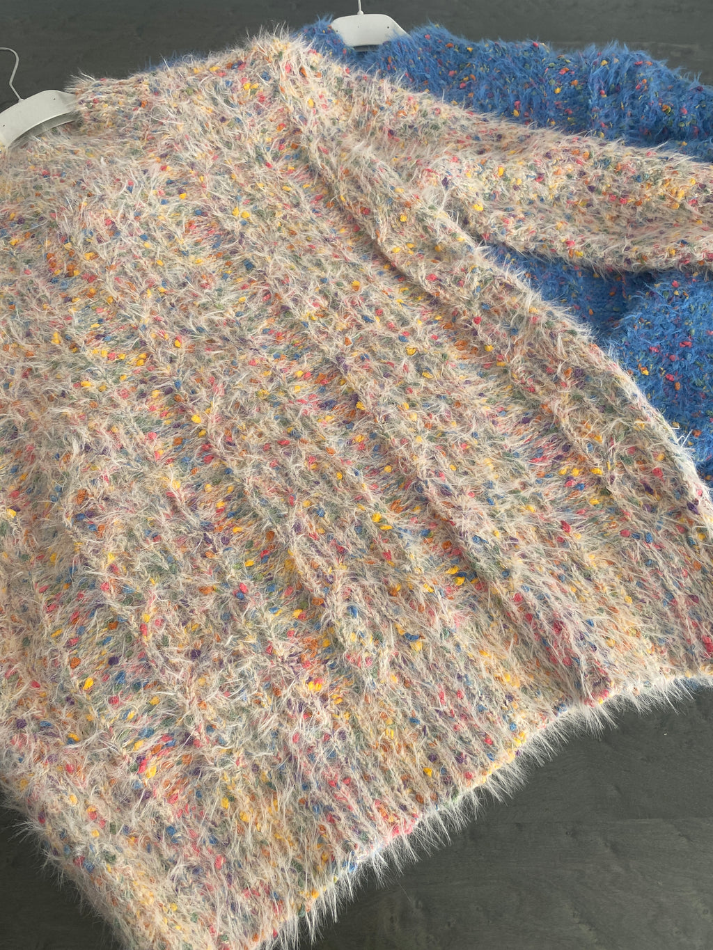 Super kuscheliger Strickpullover mit bunten Farbnoppen, in 4 Farben, One Size ( M-XL)