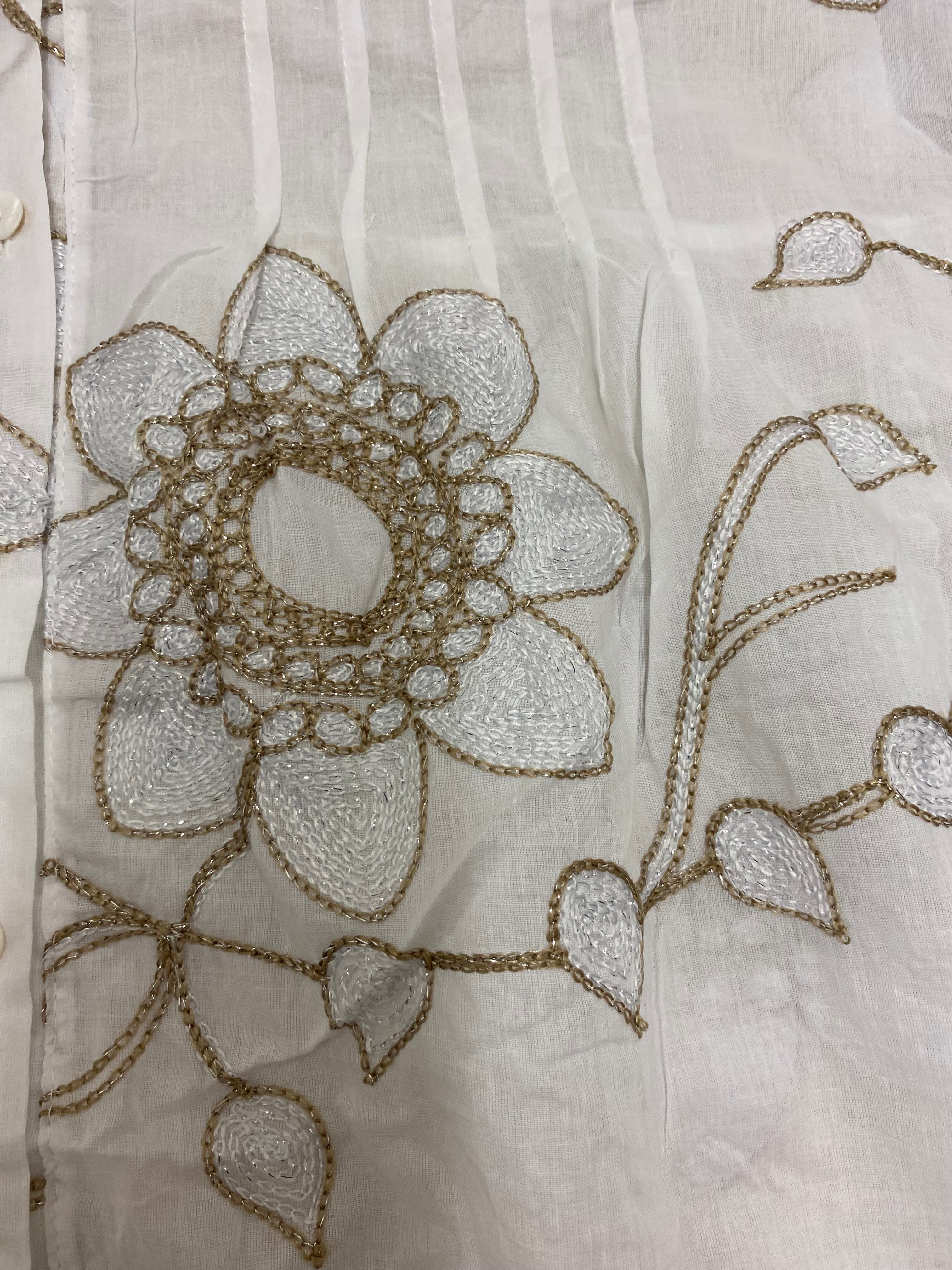 Romantische Eleganz:  neue Lieblingsbluse in A-Form mit floralen Akzenten und dezent-zartem Glitzer