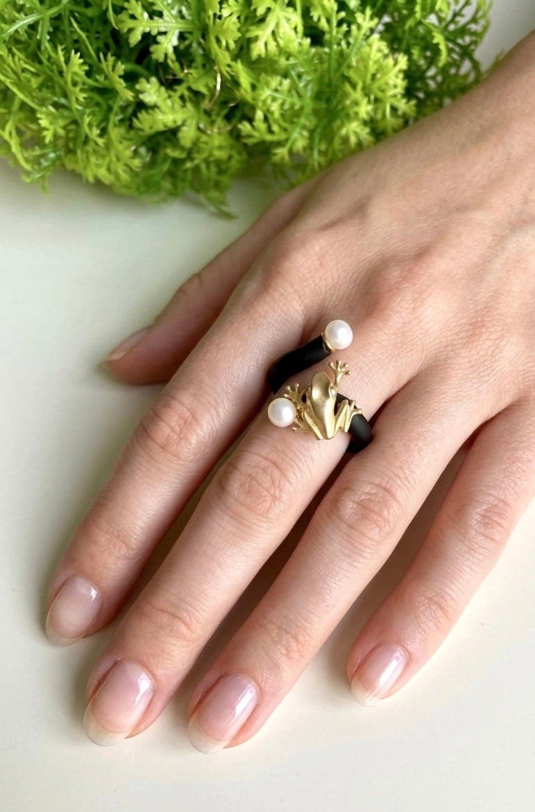 Flexibler Designer-Ring von Anna Mütz, 
Frosch-Motiv (Gold, Silber oder Grün) mit Süßwasserperlen, 
größenverstellbar