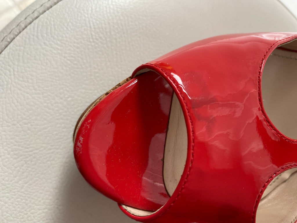 Wunderschöne Prada Keilsandaletten aus rotem Lackleder (Lipstick Red) Gr. 40,5 – neuwertig mit Schönheitsfehler!