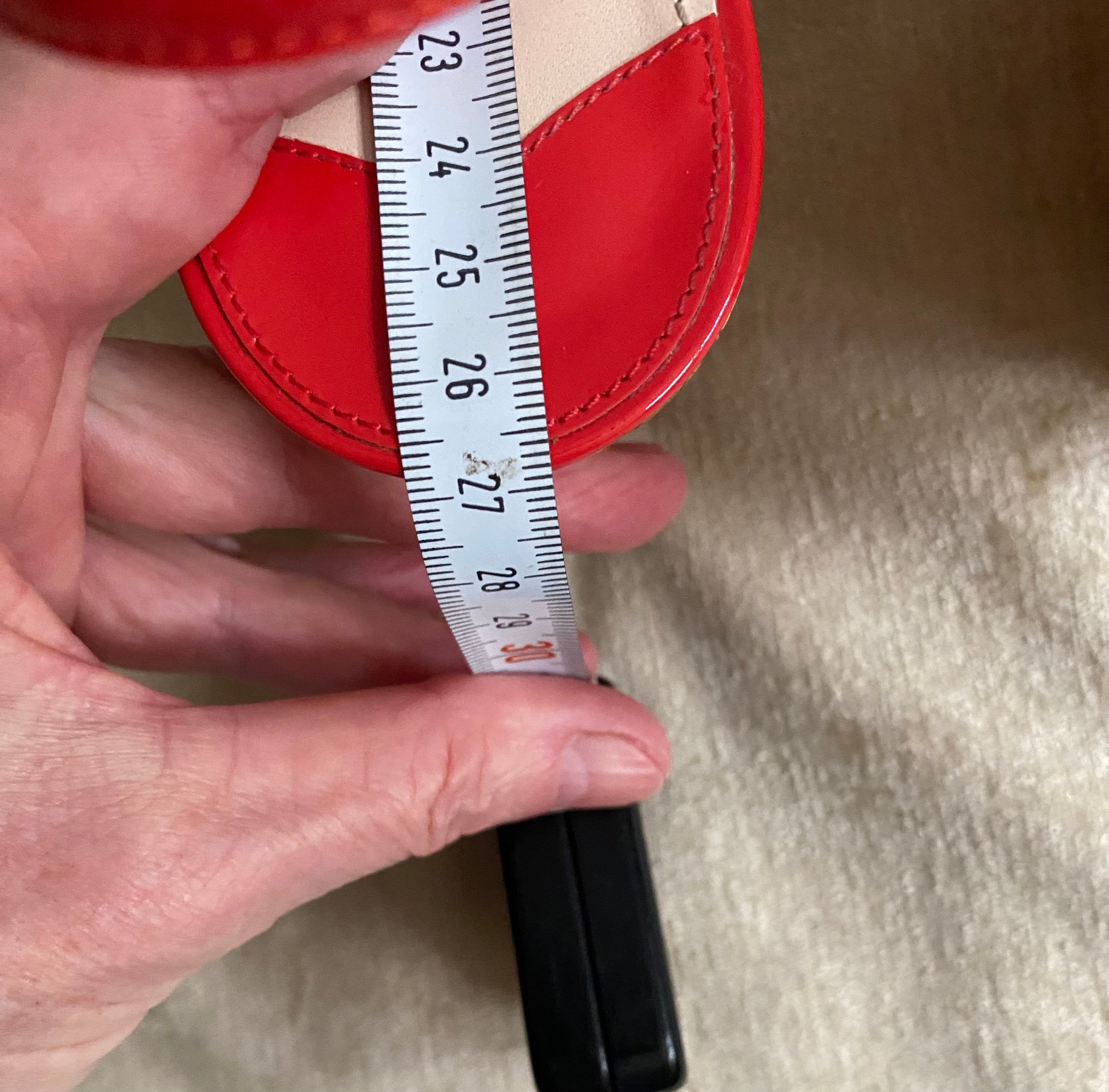 Wunderschöne Prada Keilsandaletten aus rotem Lackleder (Lipstick Red) Gr. 40,5 – neuwertig mit Schönheitsfehler!