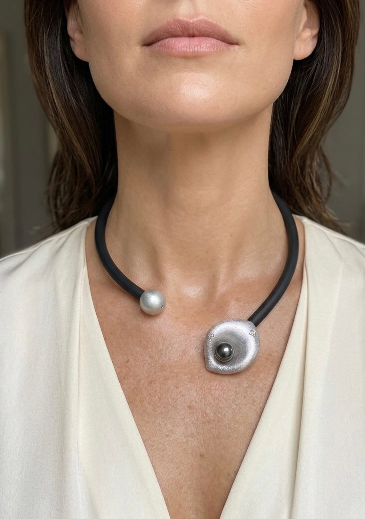 Designer-Collier/ Halsreif aus Kautschuk, Design Anna Mütz, Blüte im Industrial Chic mit Perle