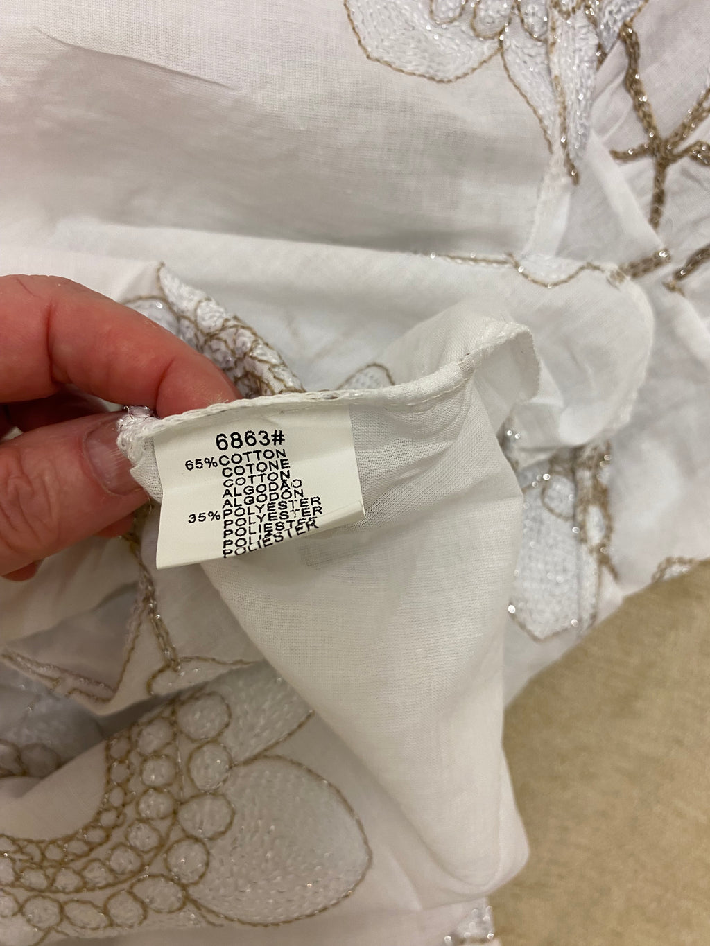 Romantische Eleganz:  neue Lieblingsbluse in A-Form mit floralen Akzenten und dezent-zartem Glitzer