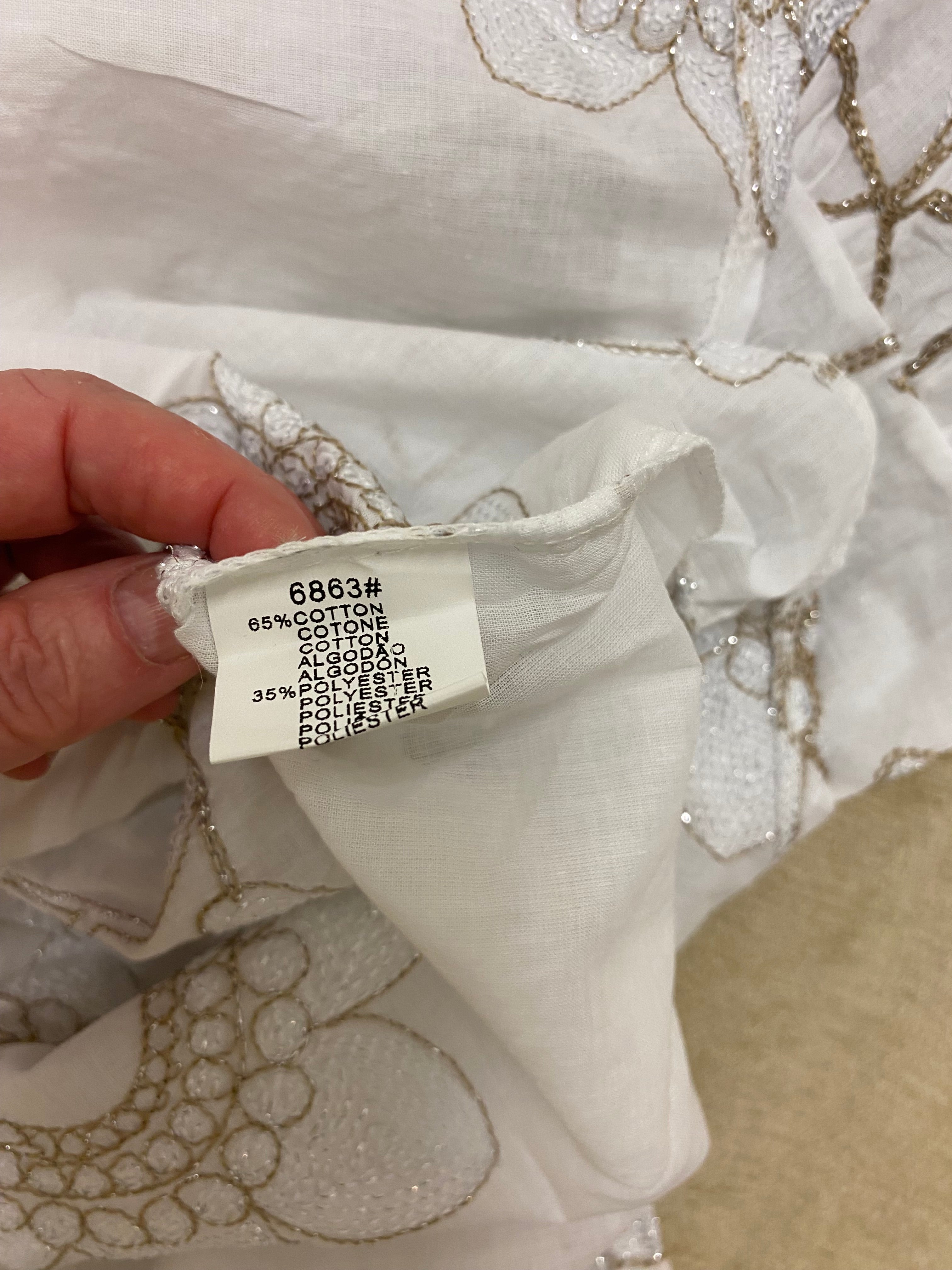 Romantische Eleganz:  neue Lieblingsbluse in A-Form mit floralen Akzenten und dezent-zartem Glitzer