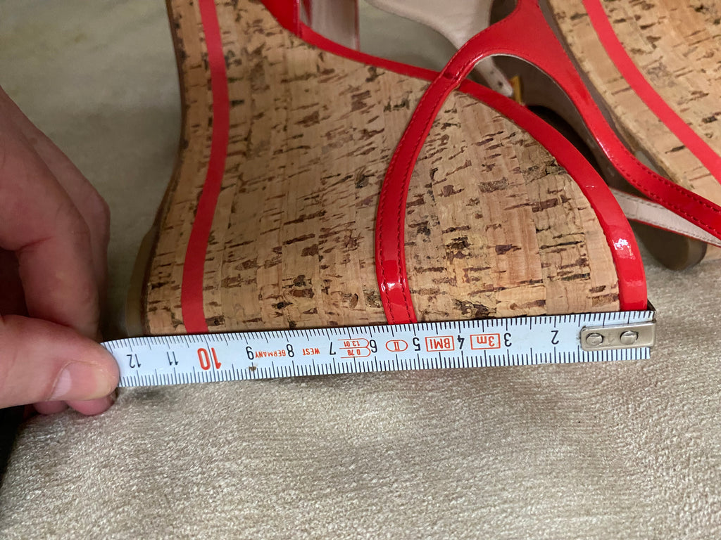 Wunderschöne Prada Keilsandaletten aus rotem Lackleder (Lipstick Red) Gr. 40,5 – neuwertig mit Schönheitsfehler!