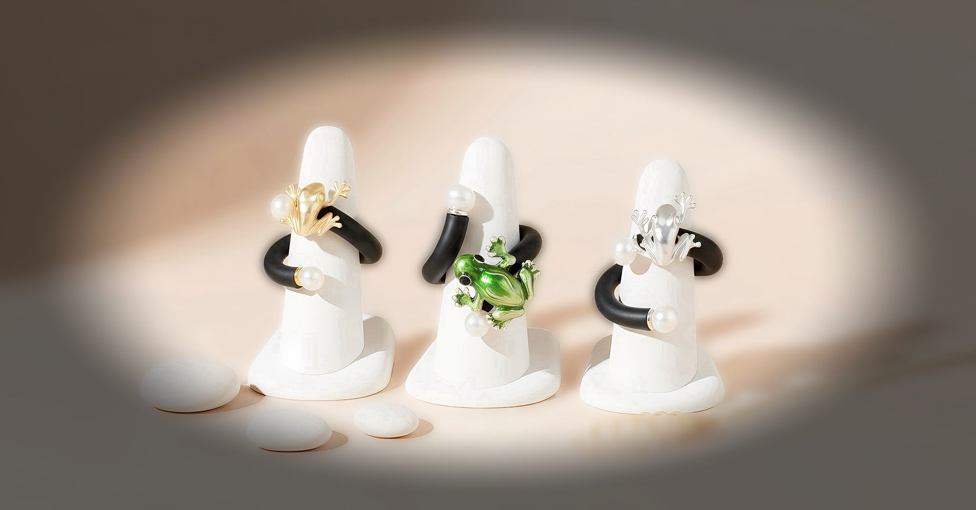 Flexibler Designer-Ring von Anna Mütz, 
Frosch-Motiv (Gold, Silber oder Grün) mit Süßwasserperlen, 
größenverstellbar