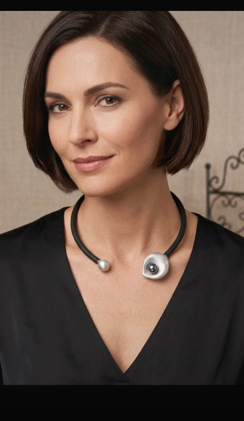 Designer-Collier/ Halsreif aus Kautschuk, Design Anna Mütz, Blüte im Industrial Chic mit Perle