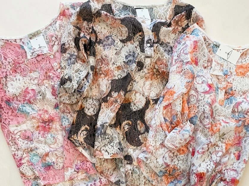 Sportlich, elegante Spitzen-Bluse mit passendem Top, locker geschnittene One-Size (M-XL) in verschiedenen Farbkompositionen vorrätig.