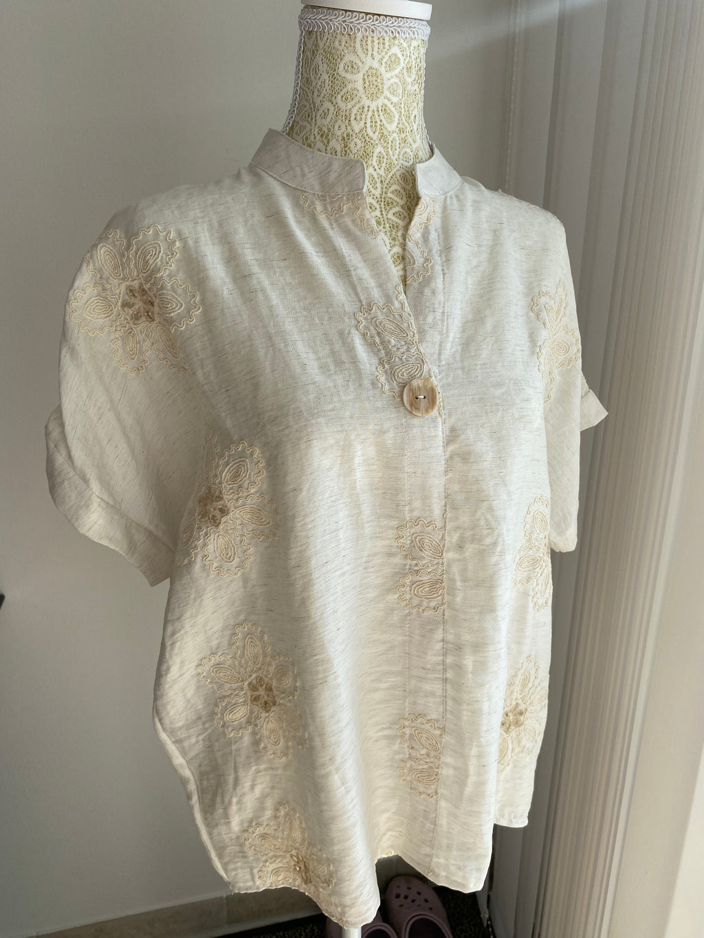 Bluse in Off-White/Creme mit floraler Stickerei – Einheitsgröße (38-42)
