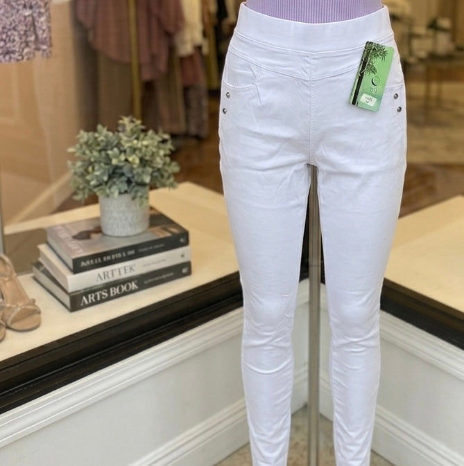 Knackig eng sitzende Strech-Röhrenjeans (Skinny) in Weiß  oder Schwarz, mit Bambus-Baumwolle, Gr. XS/S