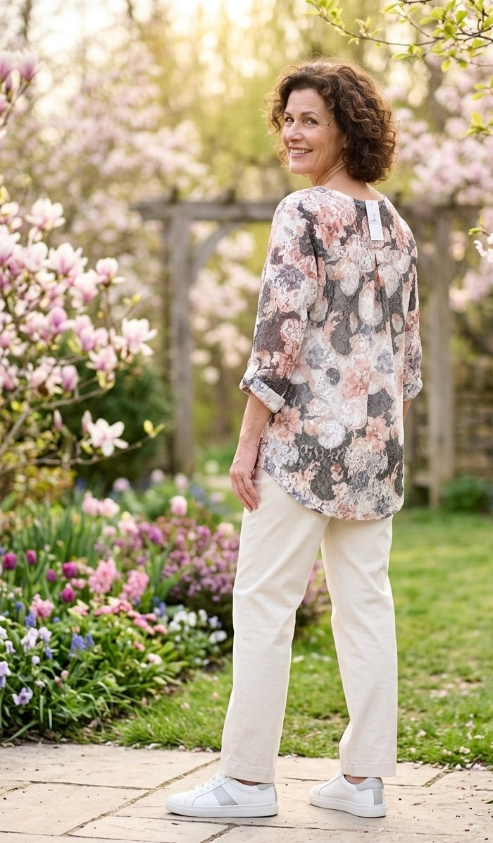 Sportlich, elegante Spitzen-Bluse mit passendem Top, locker geschnittene One-Size (M-XL) in verschiedenen Farbkompositionen vorrätig.