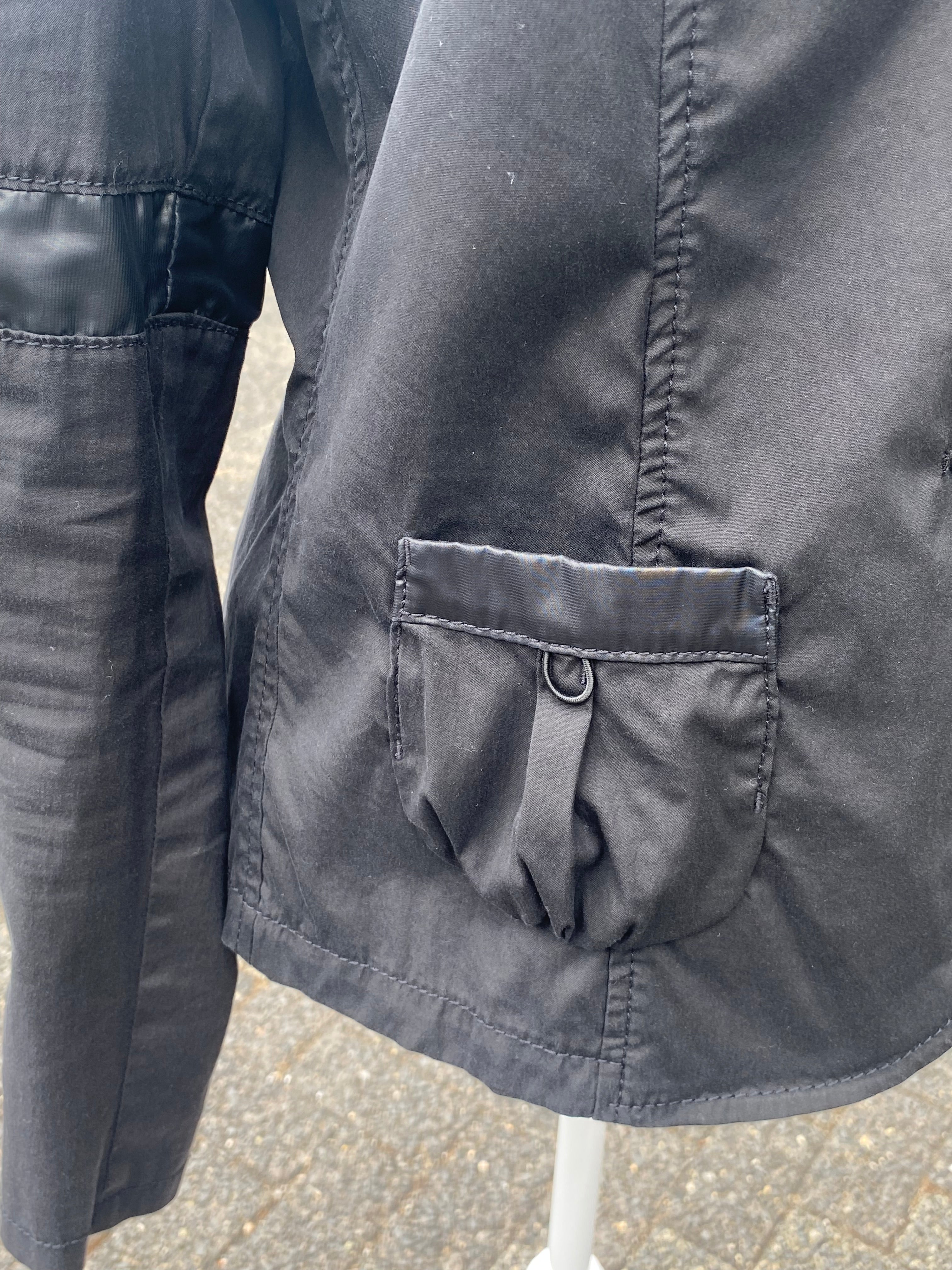 Marc Cain Sports Blazer mit vielen Raffinessen in Tiefschwarz, Ärmel leichte Über Länge Gr 38-40 (Neu & ungetragen)