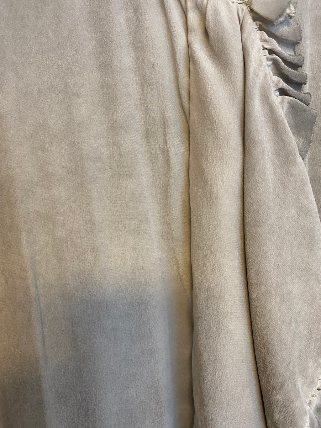 Liebeskind Berlin Bluse Gr. 42 Seidiger Touch – Vintage Grau mit Rüschen (minimaler Schönheitsfehler)