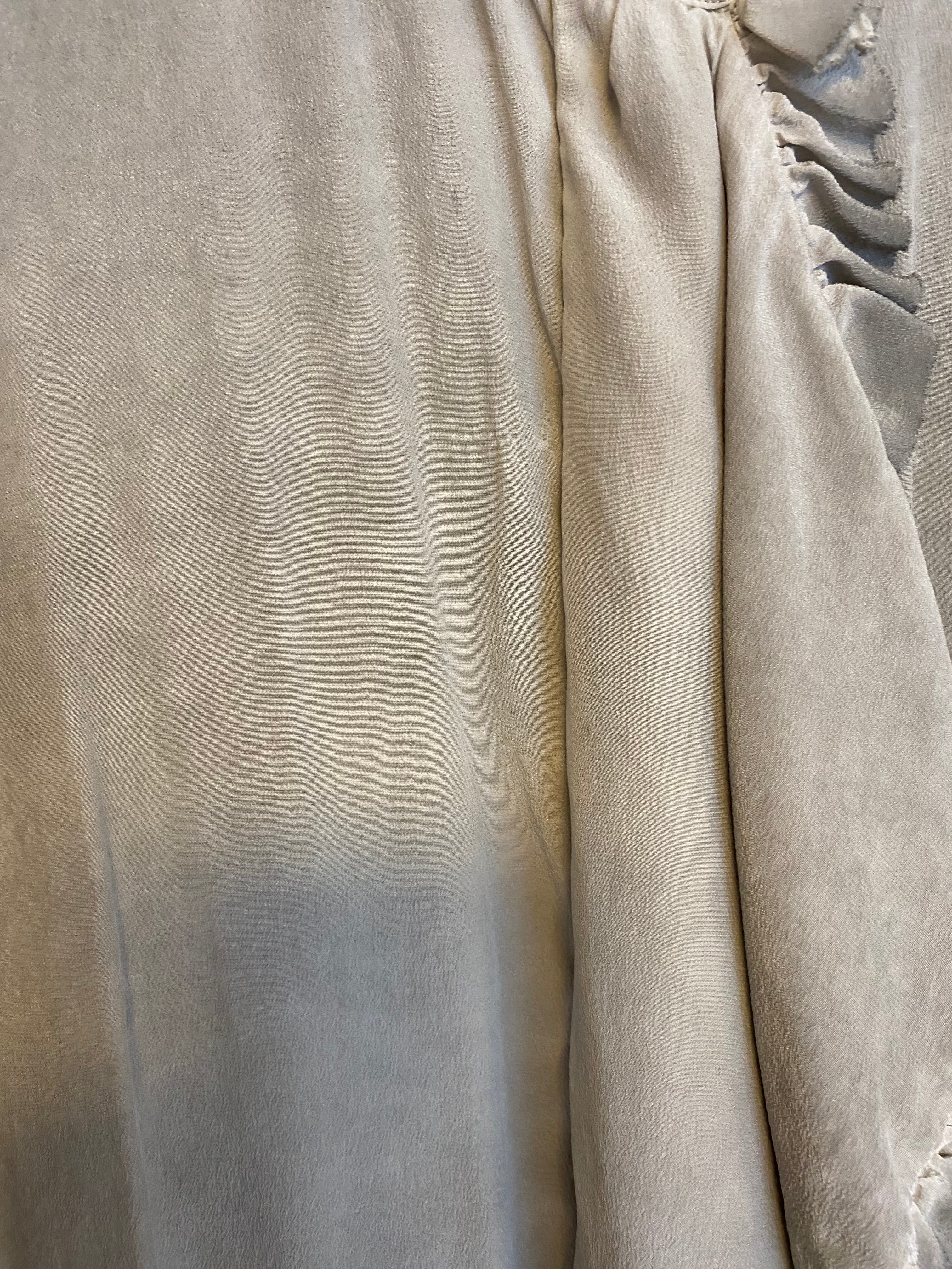 Liebeskind Berlin Bluse Gr. 42 Seidiger Touch – Vintage Grau mit Rüschen (minimaler Schönheitsfehler)