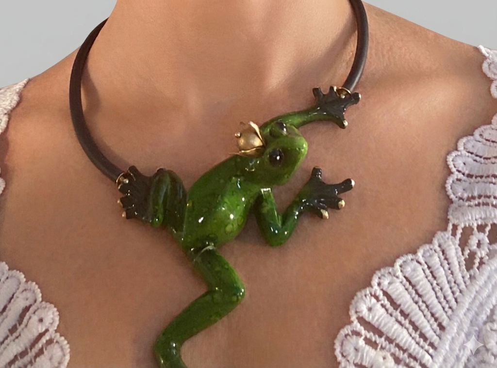 Exklusives und außergewöhnliches Frosch-Collier in lebendigem Grün der Designerin Anna Mütz